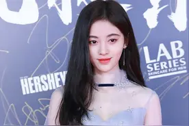 鞠婧祎的少女感好强，长发飘飘清纯又高贵，无修图也能美得真实图片