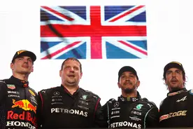 F1卡塔尔大奖赛正赛 | 汉密尔顿再夺一冠，阿隆索七年后重回领奖台图片