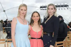 权游龙妈与白寡妇惊喜同框，穿吊带裙大秀香肩，网友：气质绝了图片