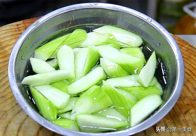把丝瓜和毛豆一起烧，原来这么好吃，清脆爽口，汤汁鲜美又营养