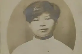 女烈士章辅，牺牲前被敌人撕开上衣后，在她左胸上发现一颗红五星图片