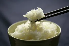 蒸米饭，直接加水蒸就错啦，教你正确做法，米饭粒粒分明不粘锅图片
