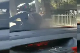 汽车与摩托车疑似发生擦碰 摩托车驾驶员击碎车窗玻璃图片