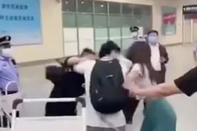 曝时代少年团工作人员暴打路人！照头打吓懵艺人，因其不认识此团图片