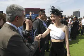 吴倩穿衣风格变了挺多，斜肩上衣配黑色丝绒裙，有贵妇的感觉图片