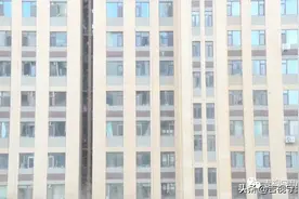 大白天裸男窗边做不雅动作，面对物业、民警拒不开门，400位业主要联名起诉图片