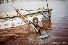 顶着身体溃烂，无法生育的风险，在世界第一盐湖挣扎求生图片