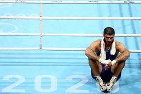 奥运拳击再出争议！法国拳手静坐一小时抗议不公判罚：我被抢劫了图片