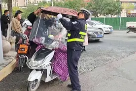 遮阳伞禁用后，有专家建议电动车“挡风被”也禁用，真的有必要吗图片