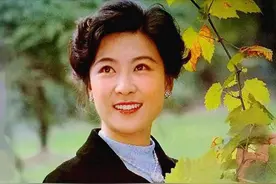 72岁王馥荔越老越时髦，穿黄色大衣斜系花丝巾，意外洋气又优雅图片