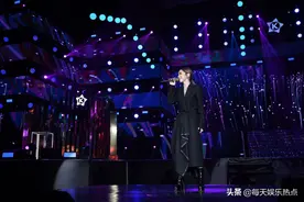 邓紫棋深V礼服惊艳开唱 性感又霸气图片