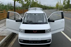 五菱的“人民代步车”，双门设计，能坐4人，售价只需2万多图片