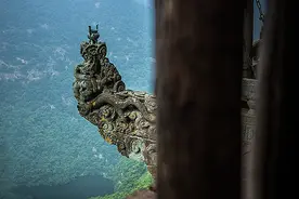 武当山一绝崖石梁，无数人上梁敬香命丧悬崖，人称“天下第一香”图片