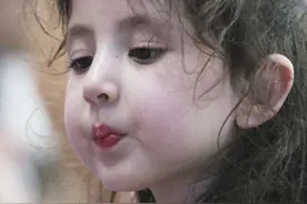 5岁中英混血女孩，和姥姥学会了东北话，大碴子味儿对比感十足图片