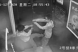 惊险！两男童被卡电梯井，一人脑袋卡在电梯缝里，起因让人后怕图片