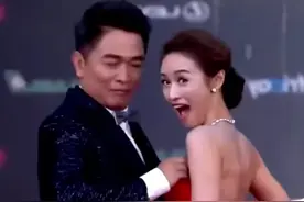 吴宗宪帮女儿整理抹胸长裙，画面有点尴尬，网友：说好的女大避父图片