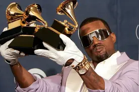 靠椰子鞋身价上亿的侃爷又作妖！对格莱美奖杯撒尿，网友：太奇葩图片