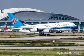 南航巨无霸空中客车A380广州白云机场起飞图片