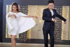 央视主持朱迅热舞秀美腿，踩点不准跟不上，杨帆似精神小伙扭秧歌图片