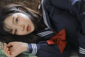 黑丝袜校服美女学生妹白嫩脸蛋私房写真图片