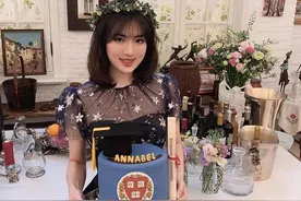 华为二公主姚安娜晒毕业照，头戴花环心情好，却意外曝光豪宅内景图片