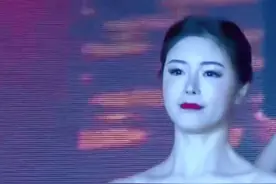 “选美比赛”现场翻车！女选手中途不慎摔倒，半跪在地上姿势难堪图片