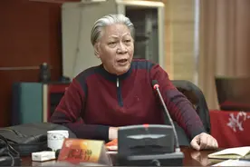 王光美85岁逝世，儿子刘源抱着遗像送别，两位特殊演员痛哭道别图片