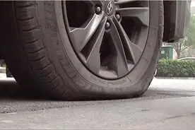 轮胎扎了个钉子是补胎还是换胎？修理工：这取决于扎的部位图片