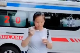 孕妈嘴馋偷吃，被老公发现一脸谄媚献上冰淇淋，网友：太可爱图片