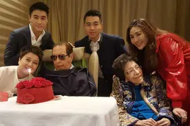 兄妹情好好！何超莲冬至为弟弟煮汤圆，两人合影何猷启比汤圆上镜图片