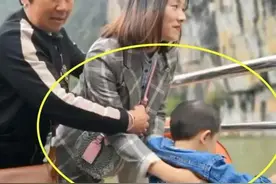祖孙三代逛景区，宝爸用镜头记录的一幕，宝妈看到照片后瞬间泪目图片