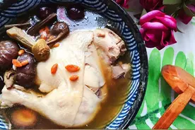 坐月子喝鸡汤“大补”，但公鸡母鸡有区别，过来人也不一定清楚图片