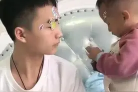 "最嫩奶爸"火了，在家带孩子被误认为是哥哥，妈妈解释：这我老公图片
