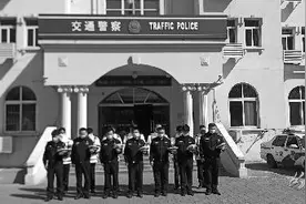 交警河东支队中山门大队举行清明公祭活动图片