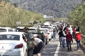 中国最“严重”的一次堵车，一堵就是20天，车主路上支起麻将桌图片