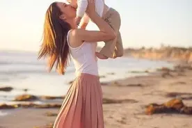 妈妈给女儿洗澡，女儿好奇发问，妈妈聪明作答图片