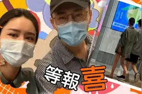 林峯与老婆牵手出街，张馨月挺大肚像快生，最近只晒近照故意遮掩图片