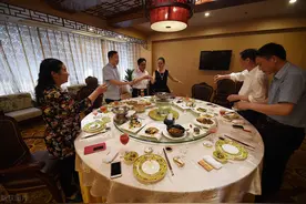 酒局上领导给两根烟，接哪一根烟有大讲究，不懂你要吃大亏图片