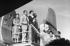 1950年真实的台湾老照片，美国大兵当街牵手美女，宾馆前晒合影图片