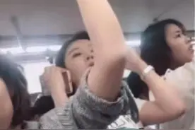 地铁碰到最美阿姨，偷瞄被发现了怎么办？网友：哈哈人心险恶图片