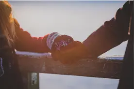 30岁男人坦言：和35岁大龄剩女交往一个月就后悔，我配不上她图片