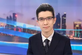 央视“最幽默”的新闻主播朱广权，2次高考复读，43岁白头仍未婚图片