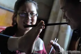 女子天生没双手，用脚给丈夫做饭，夫妻很幸福图片