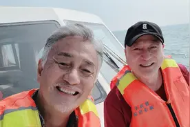 吴岱融汤镇业坐游艇出海玩，相识多年感情好，年轻时常被说长得像图片