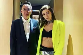 51岁李嘉欣牵手59岁富豪丈夫秀恩爱，网友却吐槽：看上去并不恩爱图片