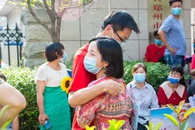 亦师亦友！郑州一老师考前拥抱学生，为考生减压，已连续为三届学生送考图片