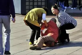 人老了摔一跤后骨折很正常？错，50岁后，多吃这5种食物养骨头图片