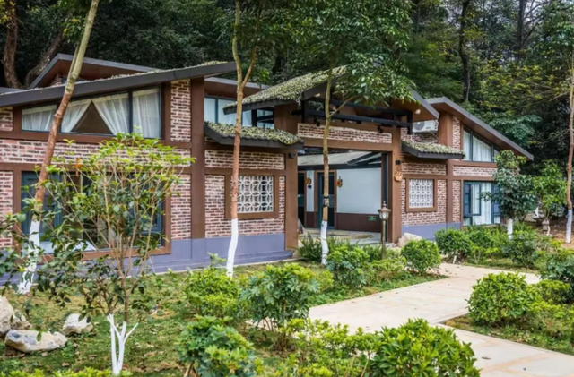 探秘洞天仙境！逃离城市，翻山越岭，来到山中小屋