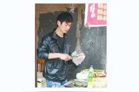 河南帅小伙12年前卖烧饼走红，如今是三个孩子的爸爸图片