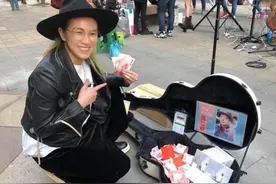 张芸京近况曝光！街头卖唱拿珍藏专辑吸引路人，一晚仅挣一万元图片